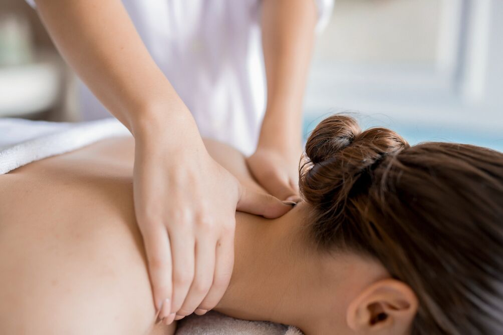 Séance de massage pour le traitement de l'ostéochondrose cervicale.