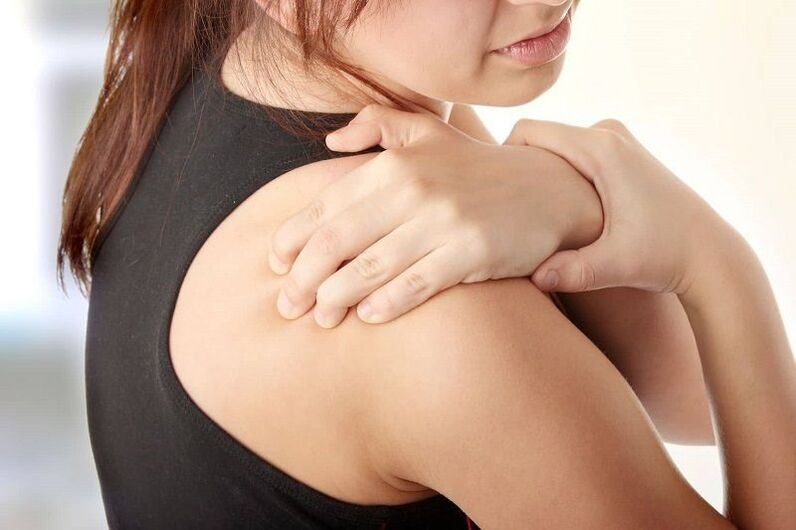 Avec l'ostéochondrose cervicale, la douleur irradie vers l'épaule. 